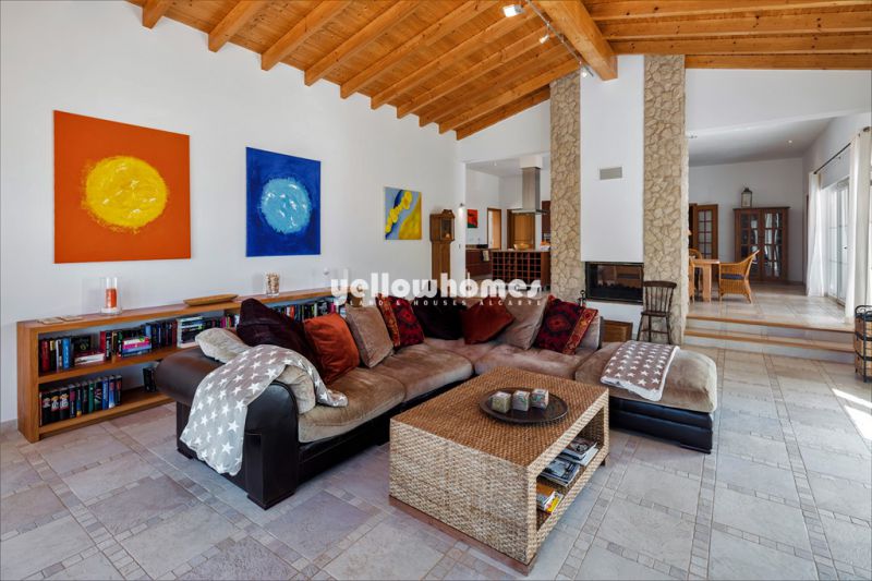 Moradia V2+1 com piscina numa localização tranquila perto da Mexilhoeira Grande